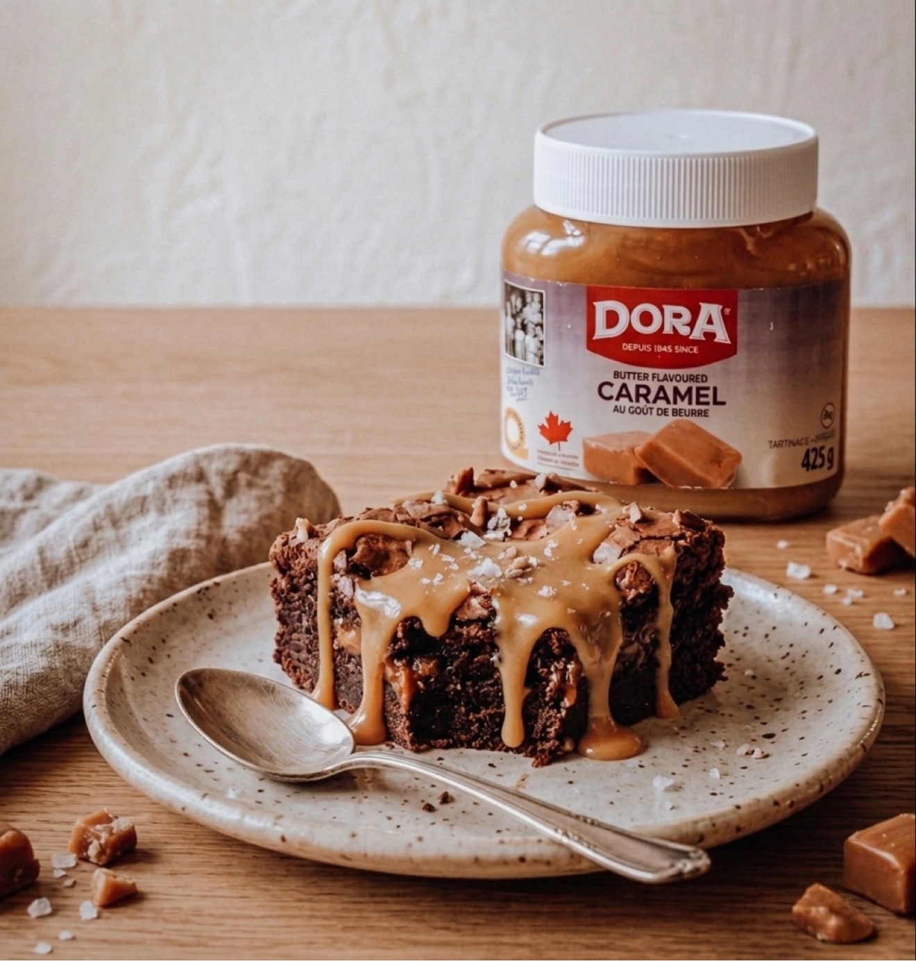Brownie au caramel Dora, pot de tartinade au caramel en arrière-plan